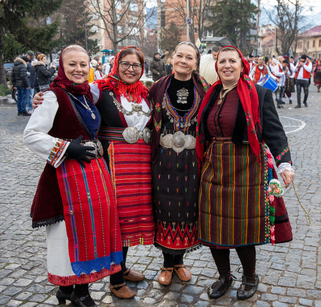Bulgāru tautastērpi