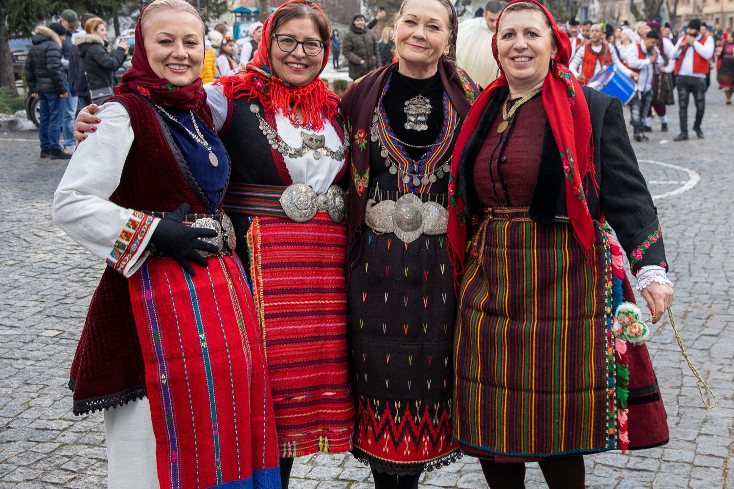 Bulgāru tautastērpi