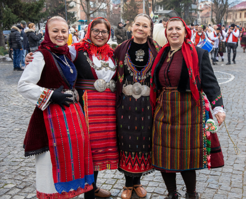 Bulgāru tautastērpi