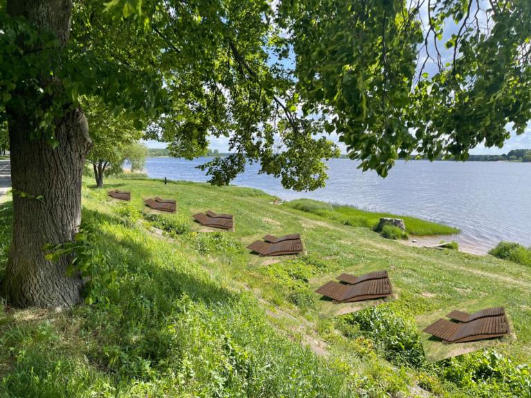 Atpūtas un sauļošanās zona Ķengaragā