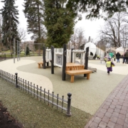 Veramnes darzs_atjaunotais rotalu laukums